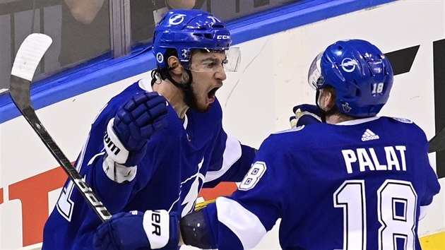 Anthony Cirelli (vlevo) a Ondej Palt oslavuj gl Tampa Bay Lightning.