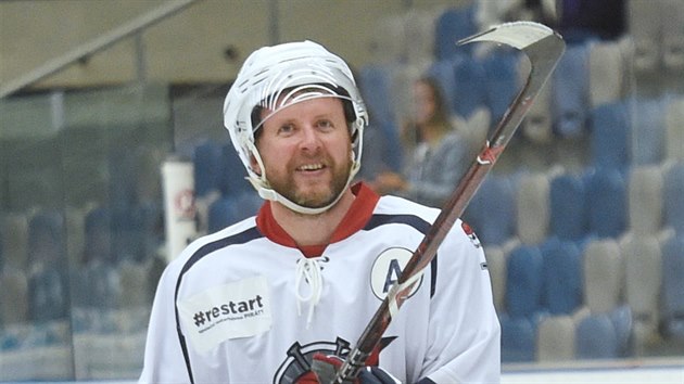 Chomutovsk hokejista Ivan Huml zdrav fanouky.