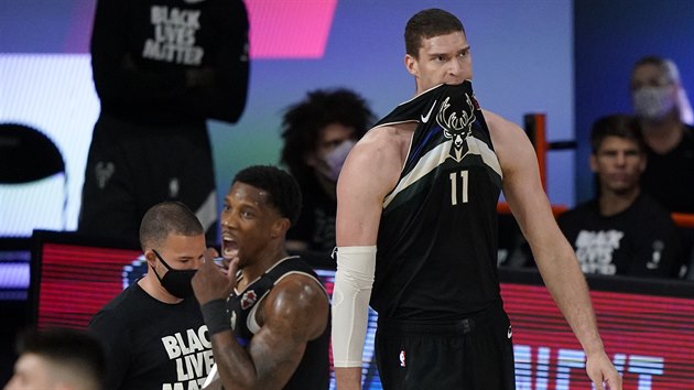 Brook Lopez (11) z Milwaukee nen spokojen s rozhodmi v zpase s Miami.