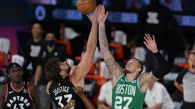 Marc Gasol (33) z Toronta a Daniel Theis (27) z Bostonu na rozskoku