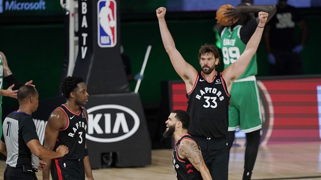 O. G. Anunoby, Fred VanVleet a Marc Gasol (zleva) z Toronta mohou slavit vhrou nad Bostonem. V pozad natvan Tacko Fall.