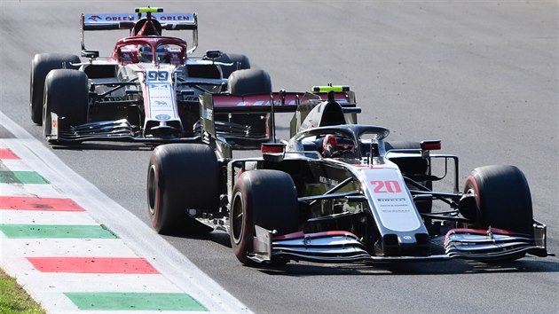 Kevin Magnussen z Haasu a Antonio Giovinazzi z Alfy Romeo na okruhu v italsk Monze