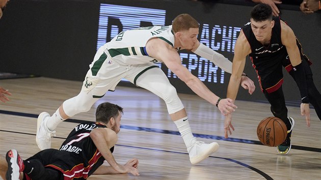 Donte DiVincenzo (v blm) z Milwaukee svd souboj o m s Tylerem Herrem (vpravo) a Goranem Dragiem z Miami.