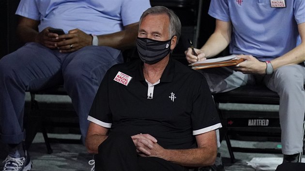 Trenr Mike DAntoni sleduje zpas svho Houstonu proti LA Lakers.