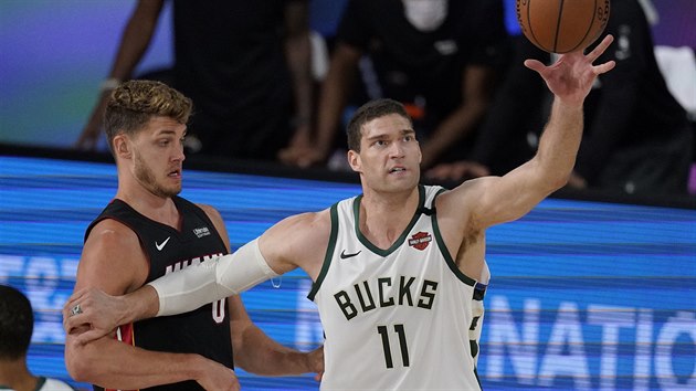 Brook Lopez (11) z Miami se natahuje po mi v souboji s Meyersem Leonardem z Miami.