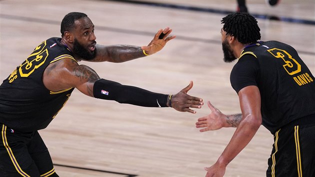 LeBron James (23) a Anthony Davis (3) oslavuj spch LA Lakers.