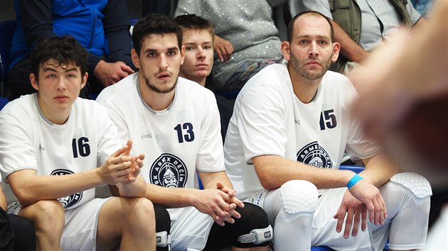 Dnt basketbalist Karel Vlask, Filip Kroutil, Luk Rozsypal a Jakub Houka (zleva) sleduj zpas s Pardubicemi.