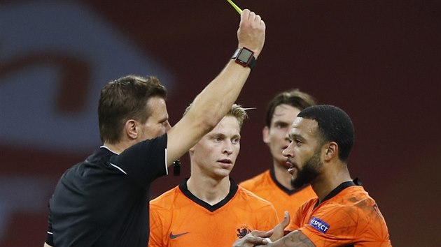 Nizozemsk fotbalista Memphis Depay obdrel lutou kartu.
