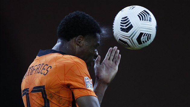 Nizozemsk fotbalista Denzel Dumfries hlavikuje v zpase s Itli.