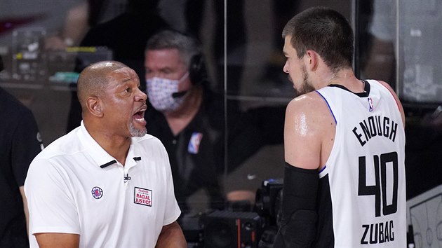 Doc Rivers (vlevo), trenr Los Angeles Clippers, m spor s pivotem Ivicou Zubacem.