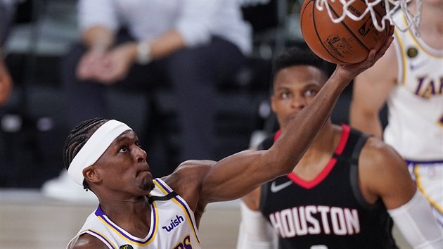 Rajon Rondo z LA Lakers zakonuje na ko Houstonu, sleduje ho Russell Westbrook.