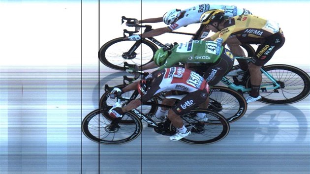 Caleb Ewan zvtzil v 11. etap Tour ped Peterem Saganem, Samem Bennettem a Woutem van Aertem. Sagan byl nsledn diskvalifikovn.