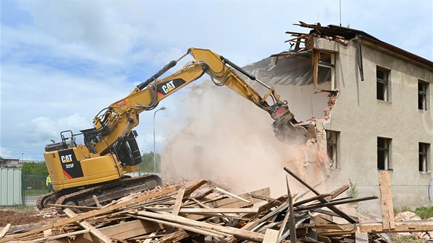 Zaala demolice domu v hradeck Honkov ulici, msto nj msto postav budovy sociln sluby (26. 5. 2020).