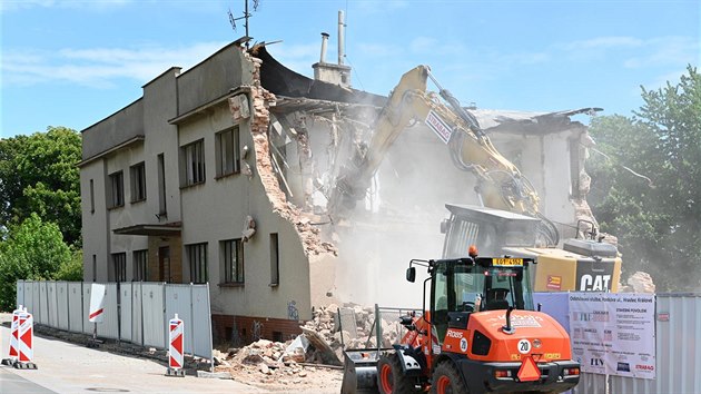 Zaala demolice domu v hradeck Honkov ulici, msto nj msto postav budovy sociln sluby (26. 5. 2020).