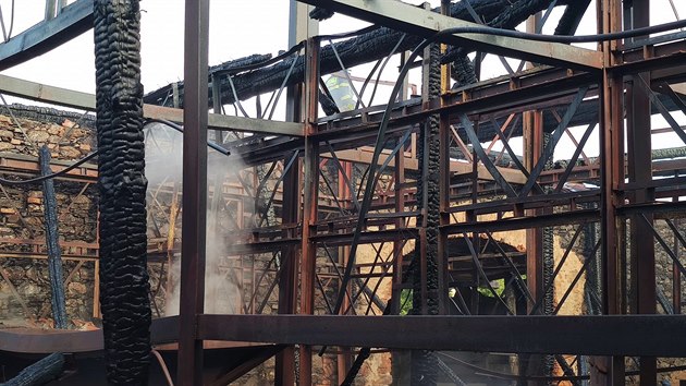 Požár zcela zničil stodolu zámeckého statku v Újezdě nade Mží na Plzeňsku.