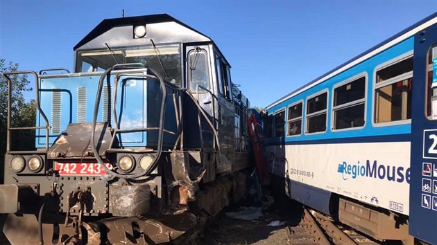 Srka osobnho vlaku s lokotraktorem ve Kdyni na Domalicku (9. z 2020)