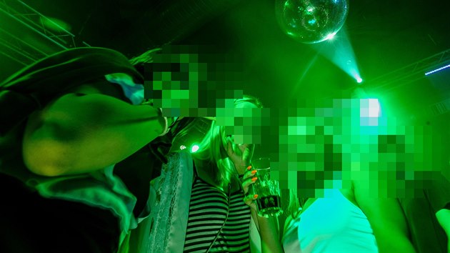 Noční život v Praze z pátku na sobotu. Mladí lidé se baví na párty v klubu. Na hromadných akcích hygienici doporučují rozestupy dva metry, nošení roušky a časté mytí rukou. (5. září 2020)