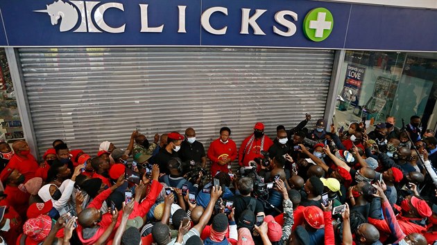 Lid v Jihoafrick republice protestuj ped lkrnou Clicks. Nelb se jim reklama etzce, kter podle nich tvrd, e vlasy ernoch jsou hor ne blosk vlasy. (7. z 2020)