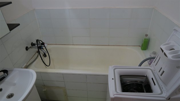 Pvodn vzhled koupelny s vanou a prakou