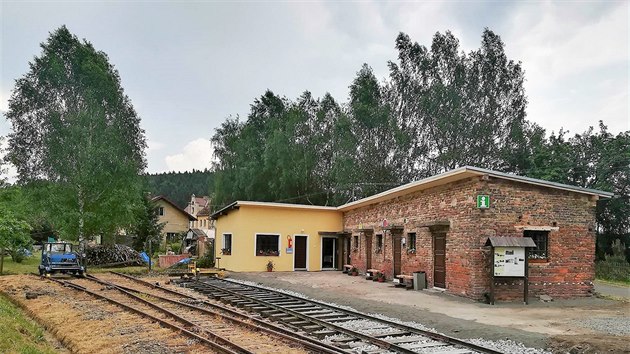 V bývalé nádražní budově v Lovečkovicích v Ústeckém kraji vzniklo Minimuzeum připomínající železniční trať zrušenou za minulého režimu.