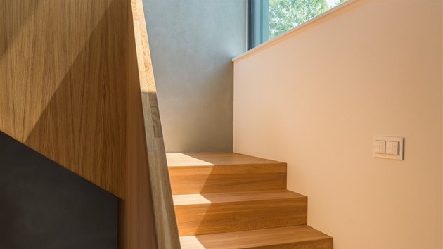 Dřevěné schodiště je perlou celého obytného prostoru a současně předělem mezi zděnou částí a dřevostavbou. Za pozornost stojí také důmyslně skládaná kresba dřeva na zábradlí i stupních.