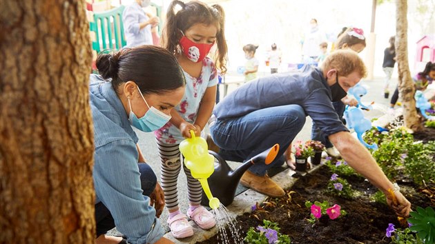 Princ Harry a vvodkyn Meghan Markle s dtmi pi szen pomnnek a jinch rostlin ve kolce Assistance League (Los Angeles, 31. srpna 2020)