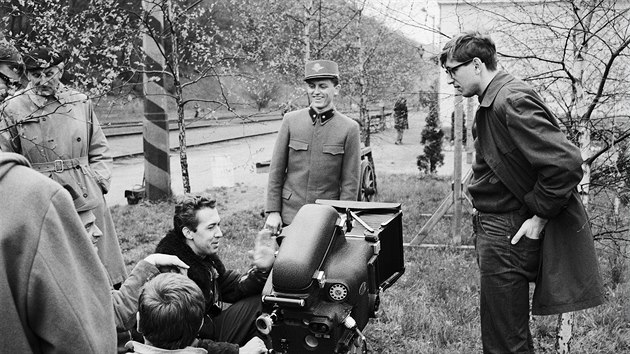 Zprava reisr Ji Menzel, pedstavitel hlavn role Vclav Neck a kameraman Jaromr ofr pi naten filmu Oste sledovan vlaky v roce 1966.