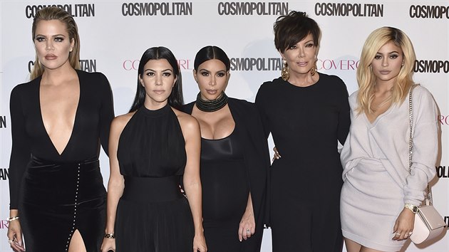 Khloe Kardashianová, Kourtney Kardashianová, Kim Kardashianová, Kris Jennerová a Kylie Jennerová (Los Angeles, 12. října 2015)