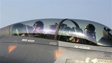 Turecký ministr obrany Hulusi Akar pózuje ve stíhace F-16. (2. záí 2020)