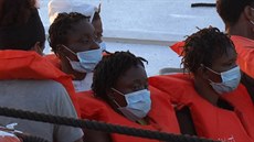 Zachrán�ní migranti p�i vylod�ní na italském ostrov� Lampedusa (30. srpna 2020)