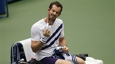 Andy Murray si sundavá rouku ped soubojem s Joihito Niiokou.