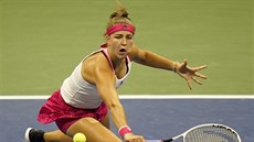 Karolína Muchová dobíhá míček v utkání prvního kola US Open.