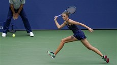 Karolína Plíková se snaí dohonit míek v utkání druhého kola US Open.