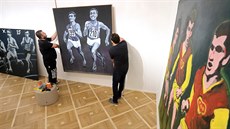 Instalace výstavy obrazů Jiřího Načeradského v chebské Galerii výtvarného umění.