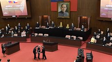 P�edseda �eského Senátu Milo� Vystr�il dostal od  p�edsedy tchajwanského...