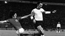 Karol Dobia v souboji s Nmcem Franzem Beckenbauerem.