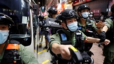 Policie v Hongkongu zakroila proti demonstrantm v ulicích msta. (6. záí...