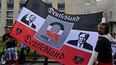 Trumpova podobizna na vlajce, kterou na demonstraci v Berlín pinesli odprci...