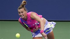 Petra Kvitová podává v osmifinále US Open.