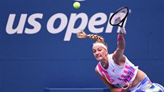 Petra Kvitová podává v osmifinále US Open.