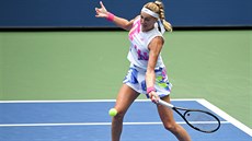 Petra Kvitová se vytáí na forhend v osmifinále US Open.