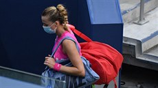 Petra Kvitová opouští kurt po porážce v osmifinále US Open.