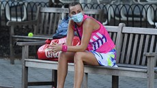 Zklamaná Petra Kvitová na lavičce v areálu Flushing Meadows vstřebává vyřazení...