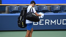 Srb Novak Djokovi opoutí kurt poté, co byl v osmifinále US Open z turnaje...