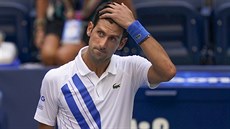Novak Djokovič ze Srbska lituje, že v osmifinále US Open trefil míčem čárovou...