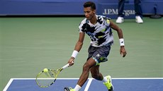 Kanaan Auger-Aliassime hraje míek v osmifinále US Open proti Thiemovi z...