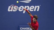 Raku�an Thiem servíruje b�hem osmifinále US Open.