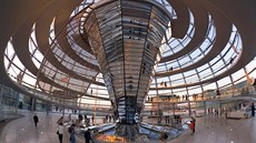 Kdy� se postavíte pod prosklenou kupoli Reichstagu od Normana Fostera,...