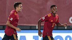 �pan�lský úto�ník Ansu Fati (vpravo) se raduje ze svého gólu v utkání Ligy...