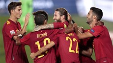 Španělští fotbalisté oslavují gól Sergia Ramose (uprostřed).